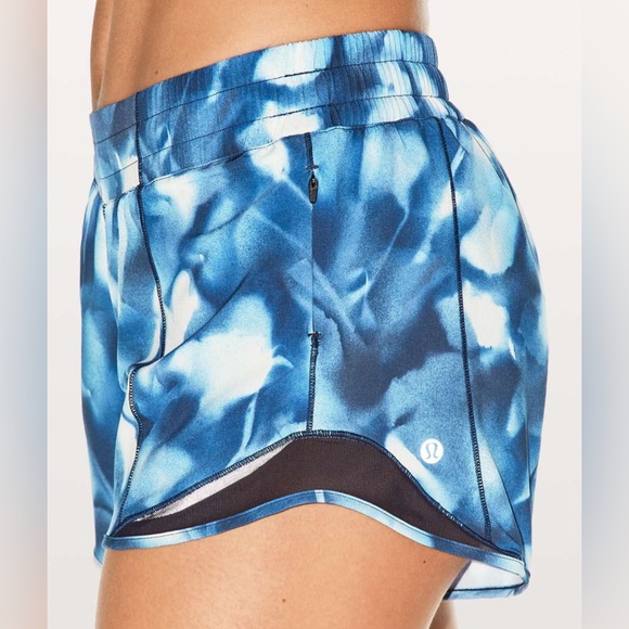 Lululemon Womens 8 Lined Low Rise Hotty Hot 2.5” Shorts in Blue/White Print - Picture 4 of 16